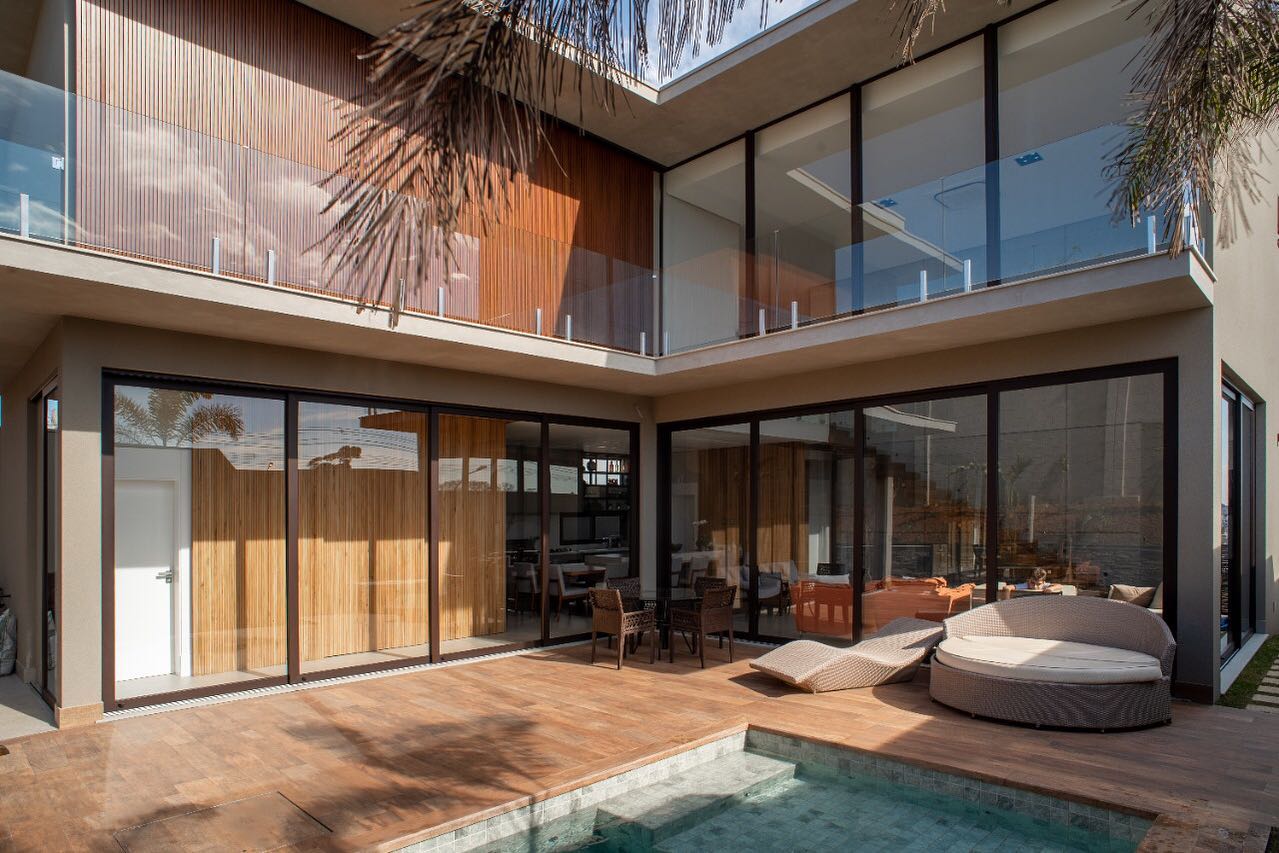 Residência contemporânea com pátio e área externa