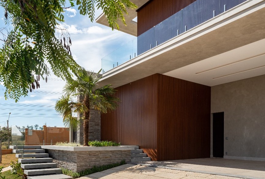 Fachada contemporânea de residência concluída